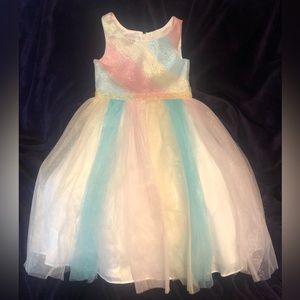 Absolutely beautiful dress. Size 6